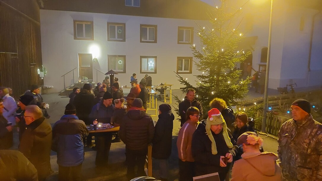 2025-12-14-Besinnliche-Adventfeier-Funkenzunft-Röns-19.59.40 (2).jpeg